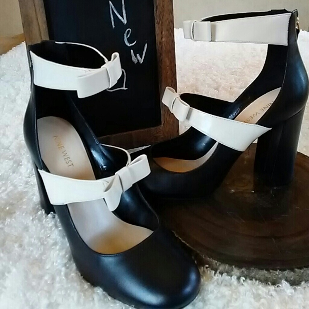 Black and Creme Bow Trim Pump nwob